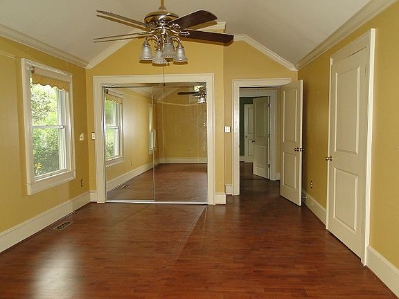 4th image of 211 E Lake Shore Dr
