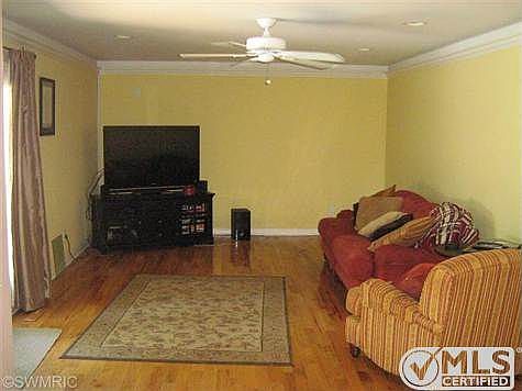 5th image of 1125 Greenbriar Dr