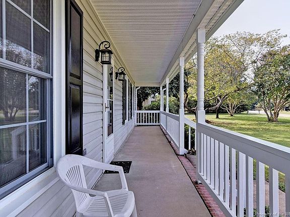 3rd image of 212 Loch Haven Dr