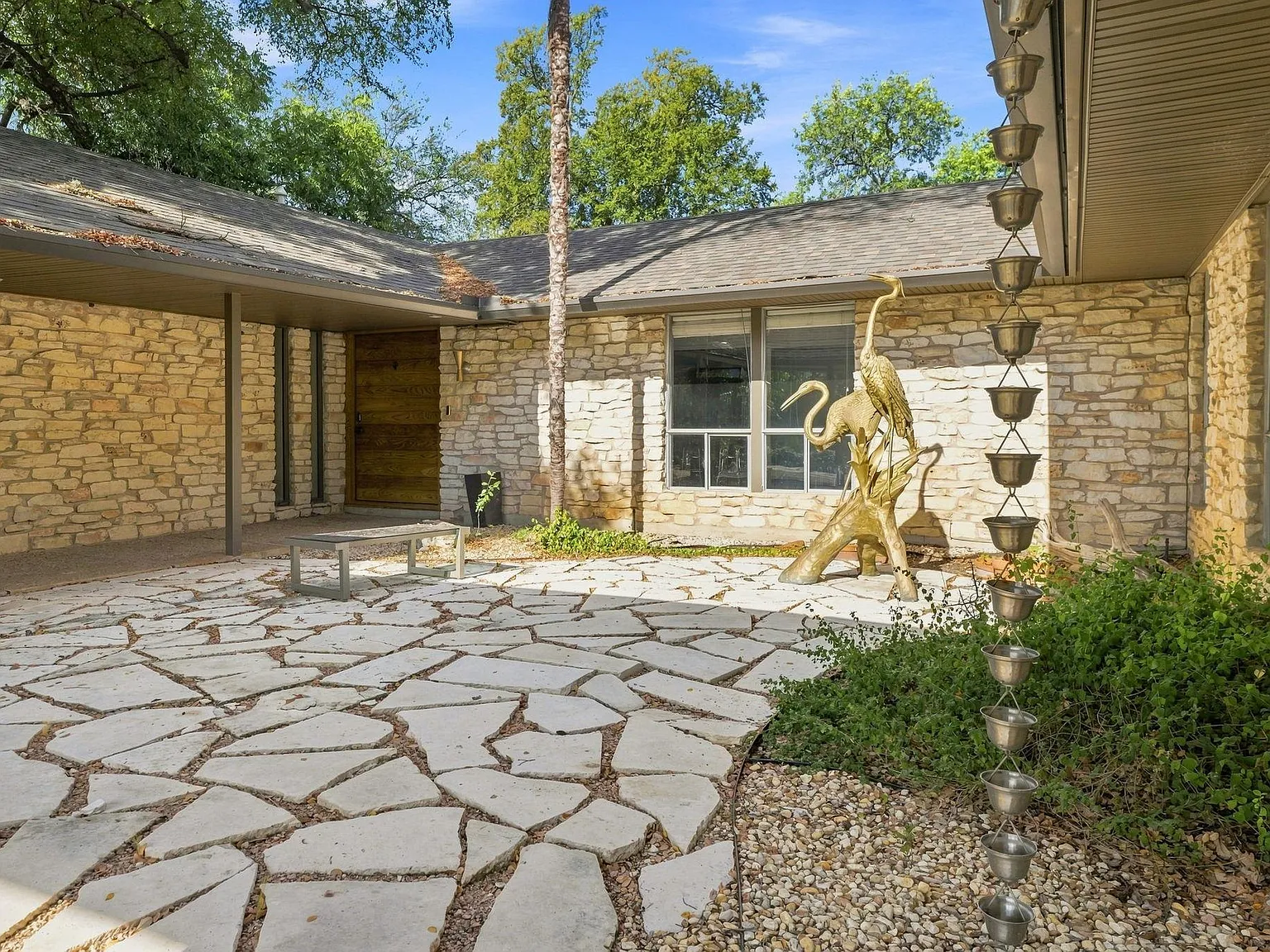 5 bed, 3.0 bath, 3704 sqft, $5,000 — Photo 3