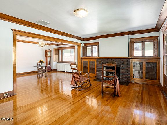 4th image of 1265 E Yale Ave