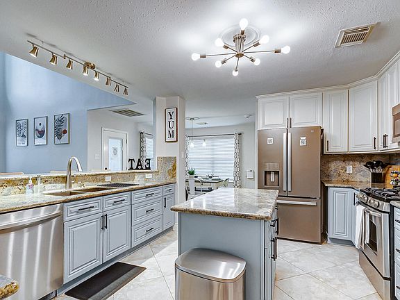 Full size kitchen
