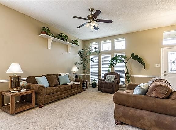 5th image of 985 Little Den Dr