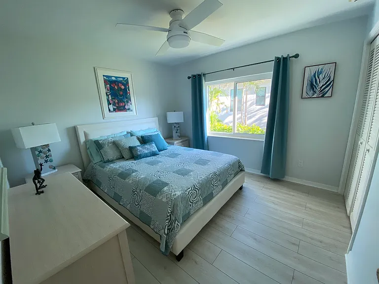 2nd bedroom. Queen size bed. closet