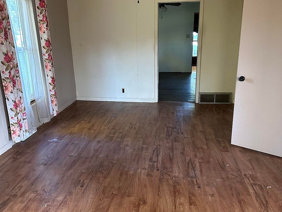 2nd image of 608 Prairie St