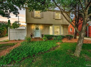 1680 Faircourt St, Grosse Pointe Woods, MI 48236