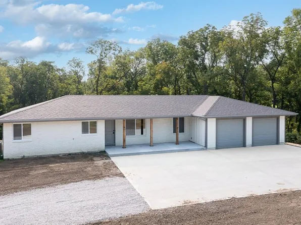 21462 207th St, Tonganoxie, KS 66086