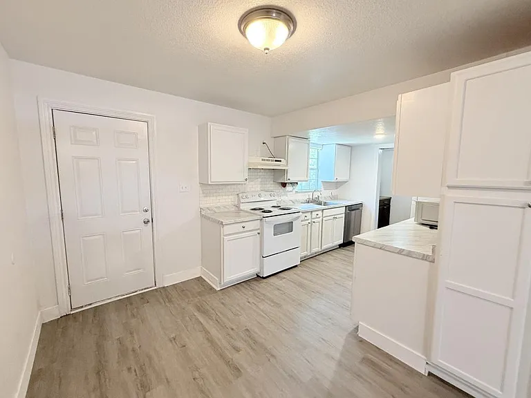 610 W Avenue B — Photo 9