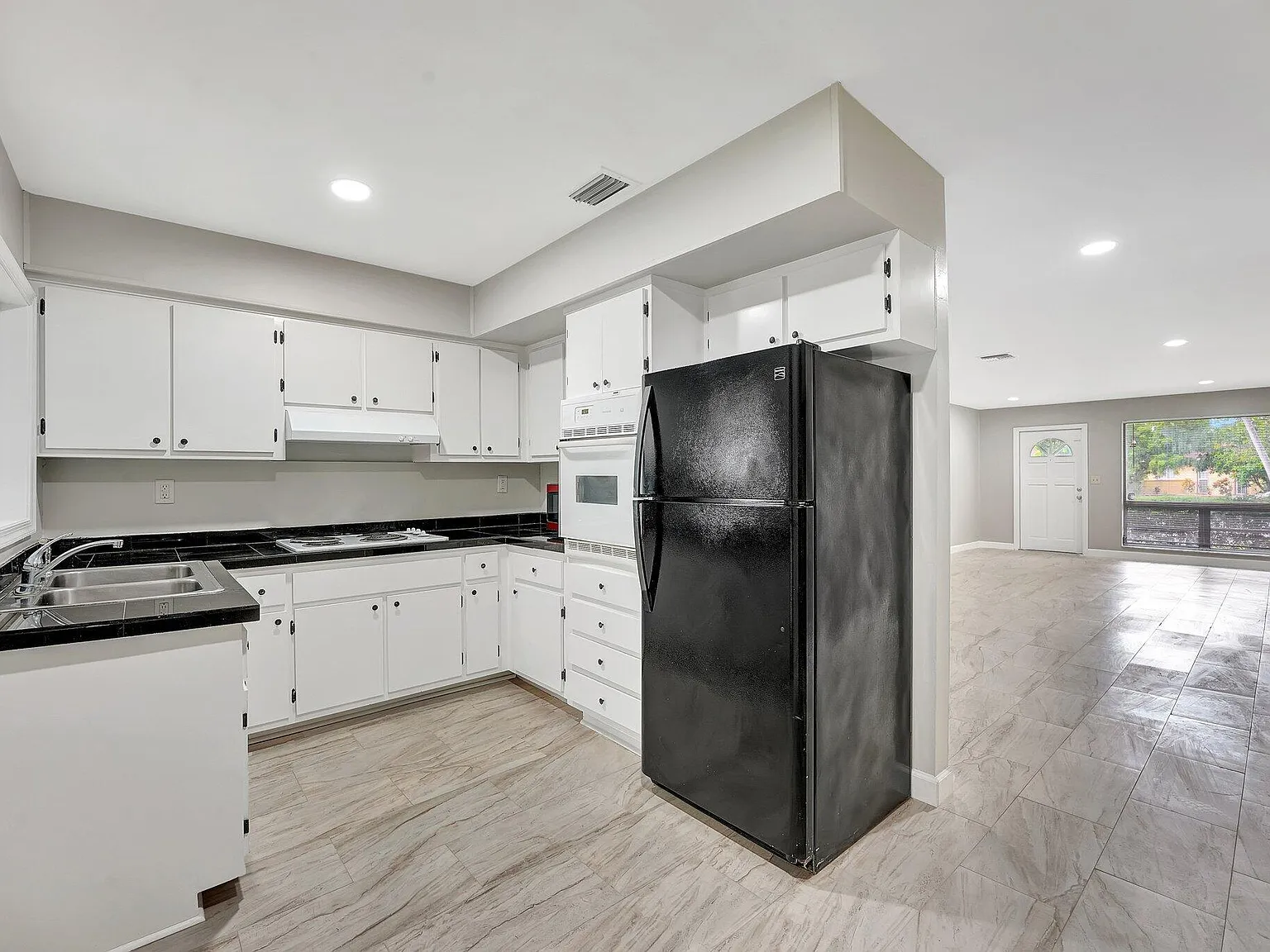 3 bed, 2.0 bath, 1400 sqft, $2,650 — Photo 4