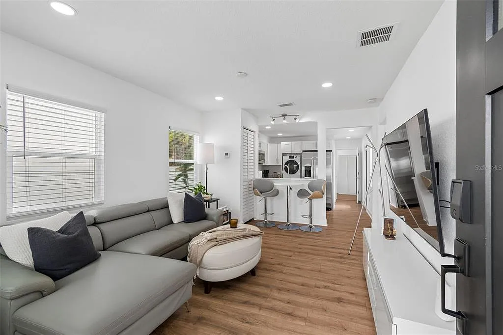 2 bed, 1.0 bath, 643 sqft, $2,700 — Photo 3