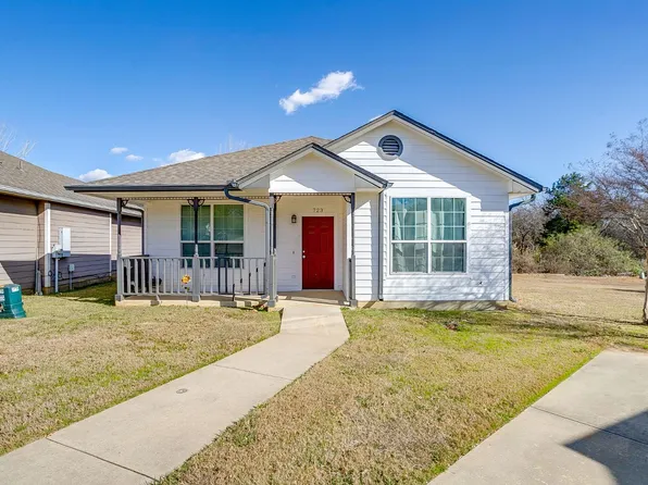 723 Hometown Village Ct, Joshua, TX 76058