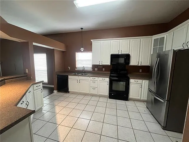 101 Moonraker Dr — Photo 3