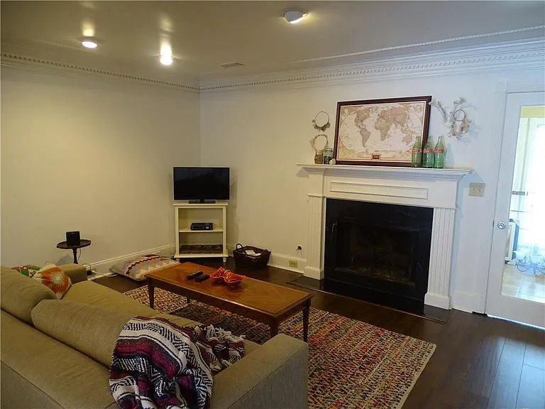 410 Forestgate Ct — Photo 11
