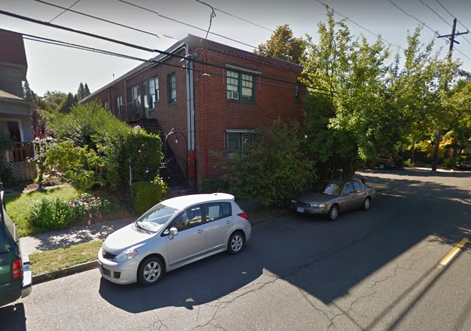 Large Vintage 1 Bedroom off of Belmont — Photo 2
