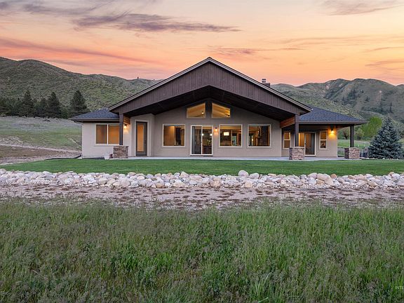 2nd image of 6 Rim Canyon Ln