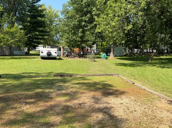 3-28 Woodhaven Dr E, Sublette, IL 61367