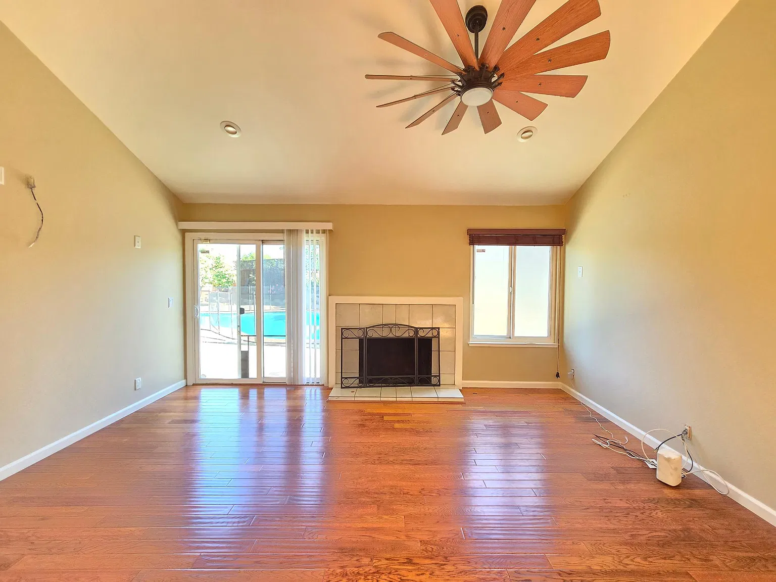 3 bed, 2.5 bath, 2309 sqft, $4,200 — Photo 3