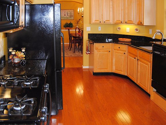 5th image of 4 Fontainebleau Ct