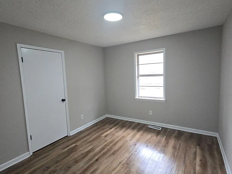 1496 E Jefferson St — Photo 10