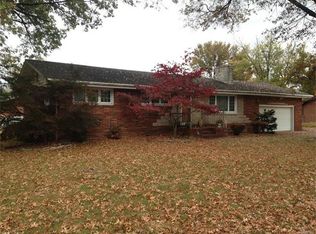 7400 Cedar Dr, Godfrey, IL 62035