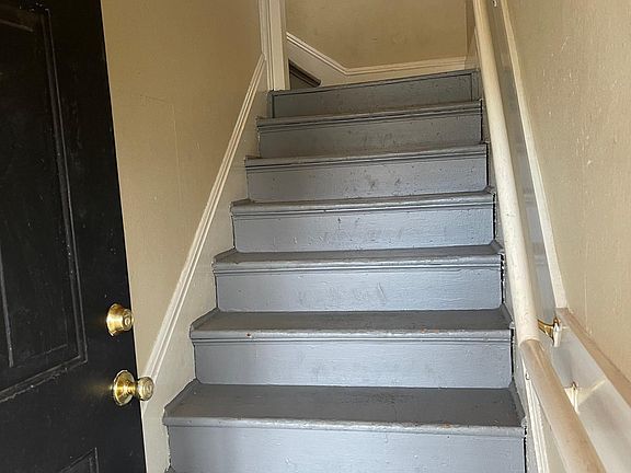 5th image of 4055 NE Garfield Ave APT 2