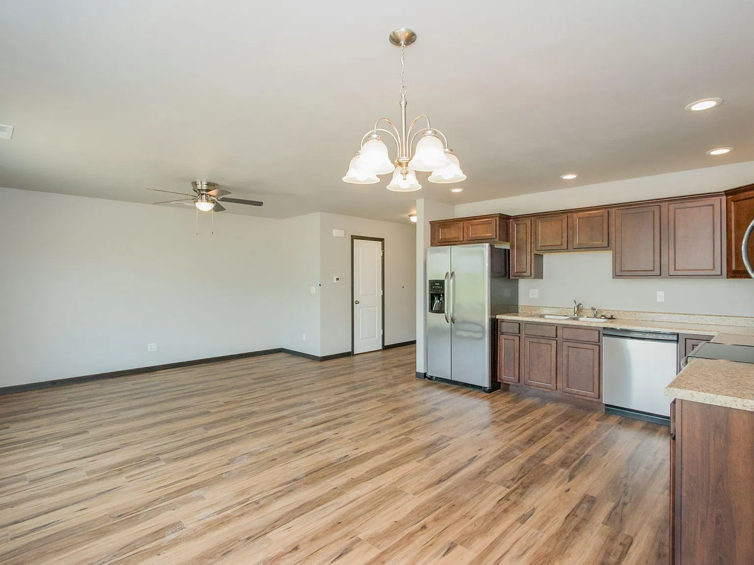 109 Madison Ln — Photo 2