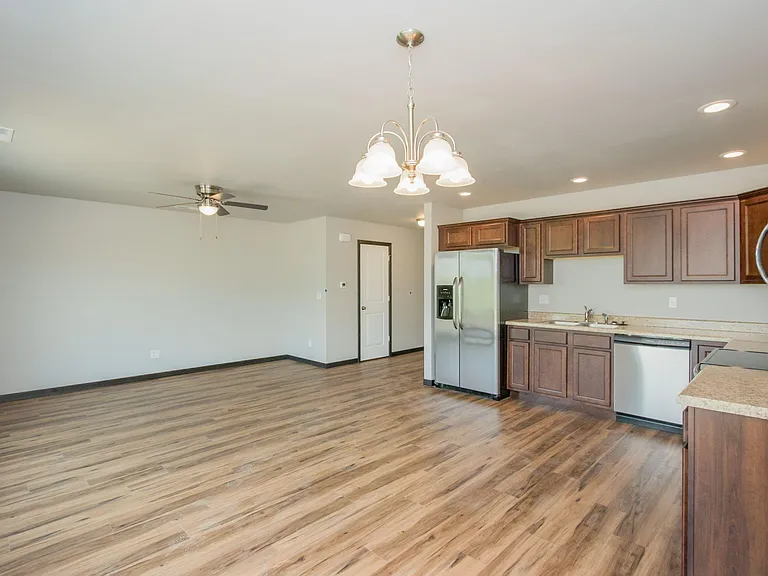 109 Madison Ln — Photo 2