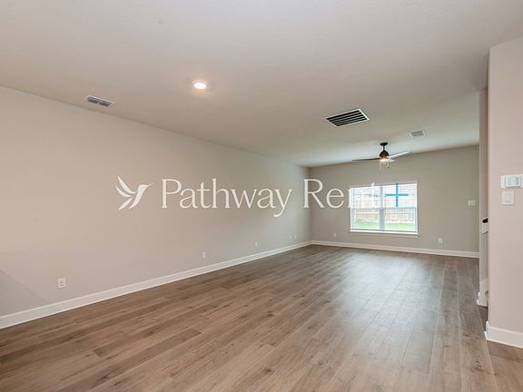 3rd image of 516 Harbor Oaks Dr