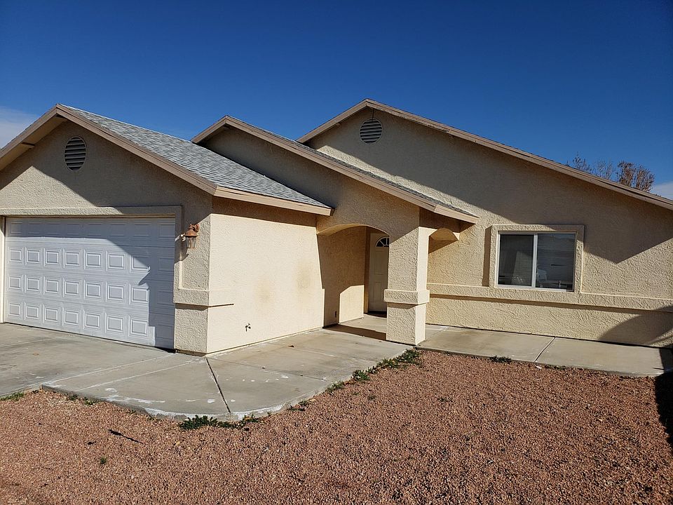 House built in 2005... easy landscape