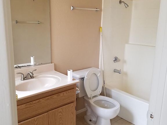 4th image of 672B Woodcrest Dr #B