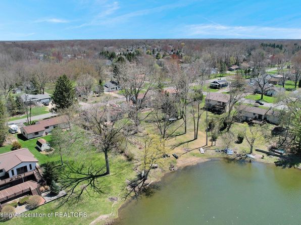 2762 Grovenburg Rd, Lansing, MI 48911