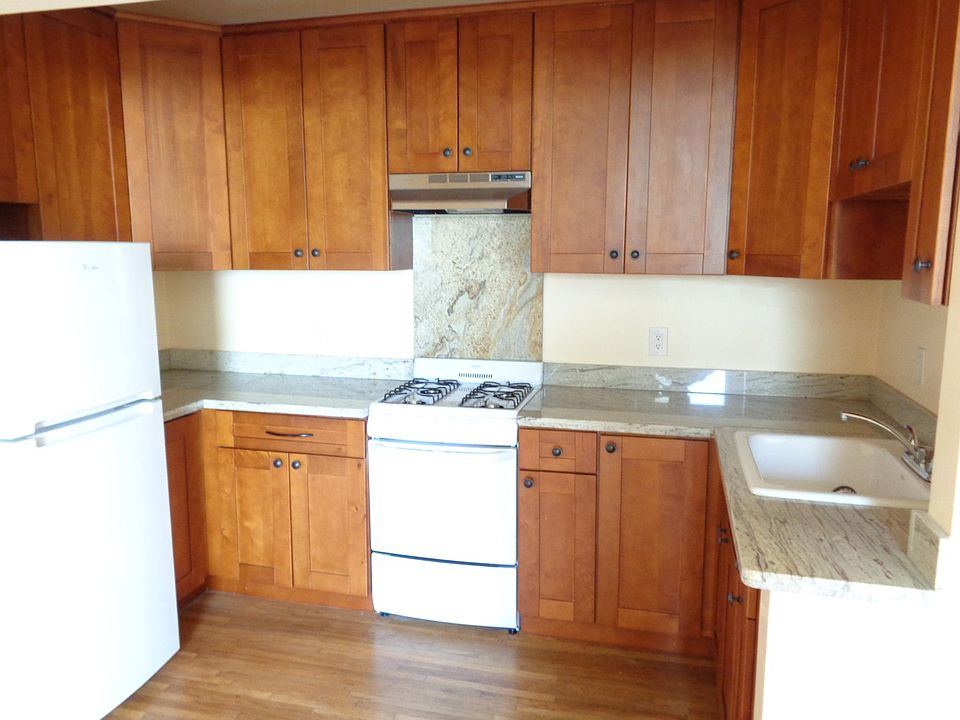 2nd image of 2650 Franklin St APT 11