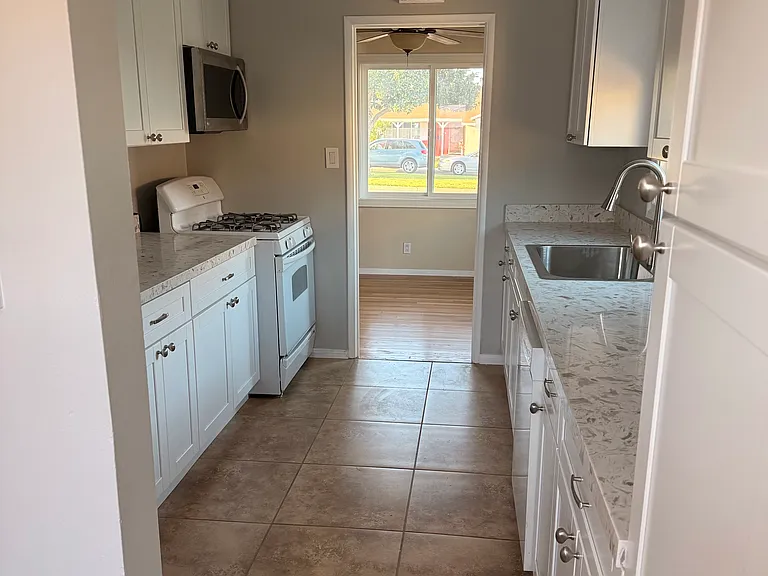 2512 Sierra St — Photo 9