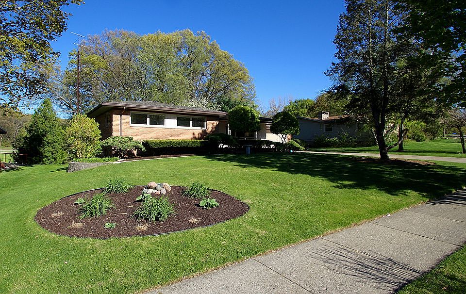 2nd image of 4000 Keeweenaw Dr NE