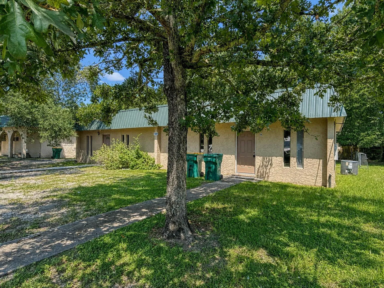 2 bed, 1.0 bath, 900 sqft, $1,300 — Photo 2