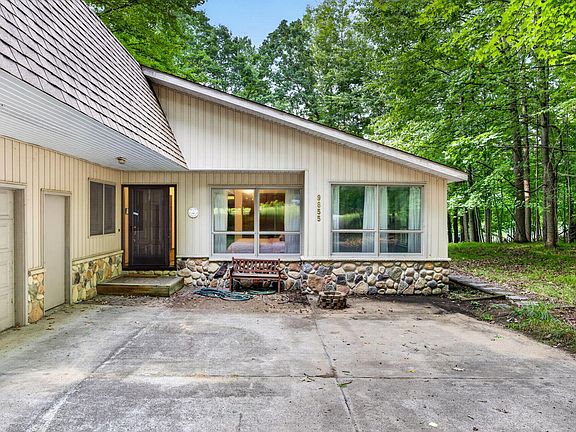 3rd image of 9855 Golf Port Dr N