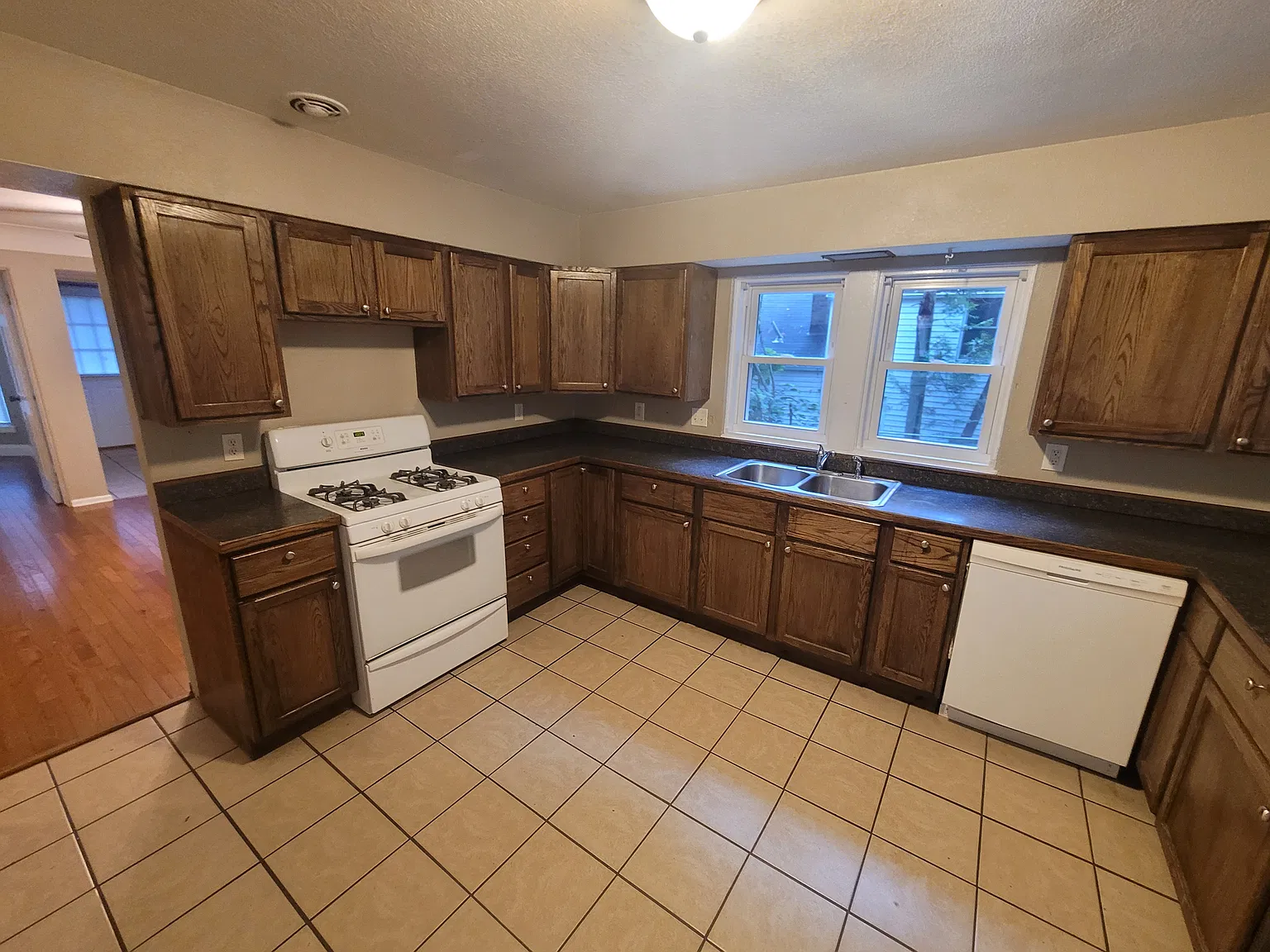 4 bed, $1,800 — Photo 3