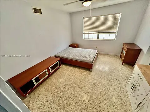 1 bed, 300 sqft, $1,000 — Photo 1