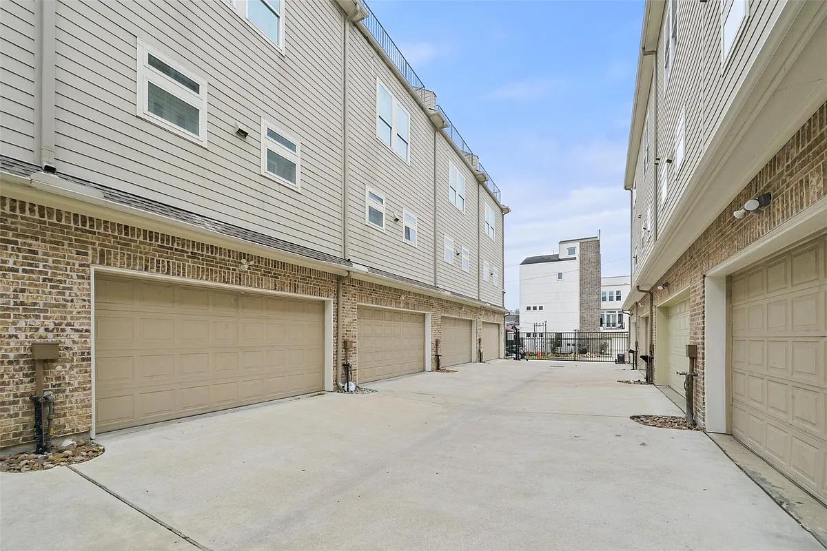 Building Photo - 2020 McGowen St #20