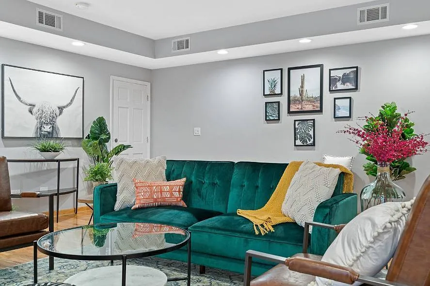 4 bed, 2400 sqft, $6,200 — Photo 3