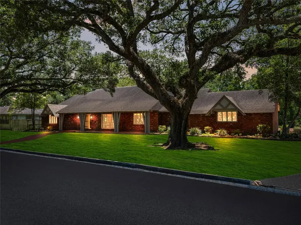 2310 Oak Dr, Bay City, TX 77414