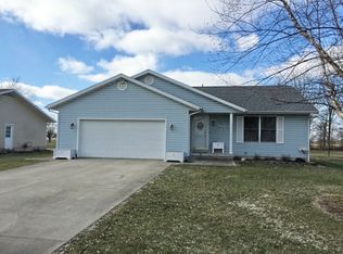 1 Sherman Dr, Altamont, IL 62411