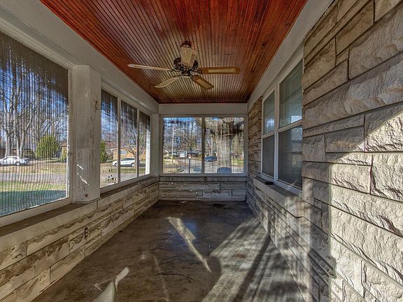 4th image of 1725 Southeast Blvd
