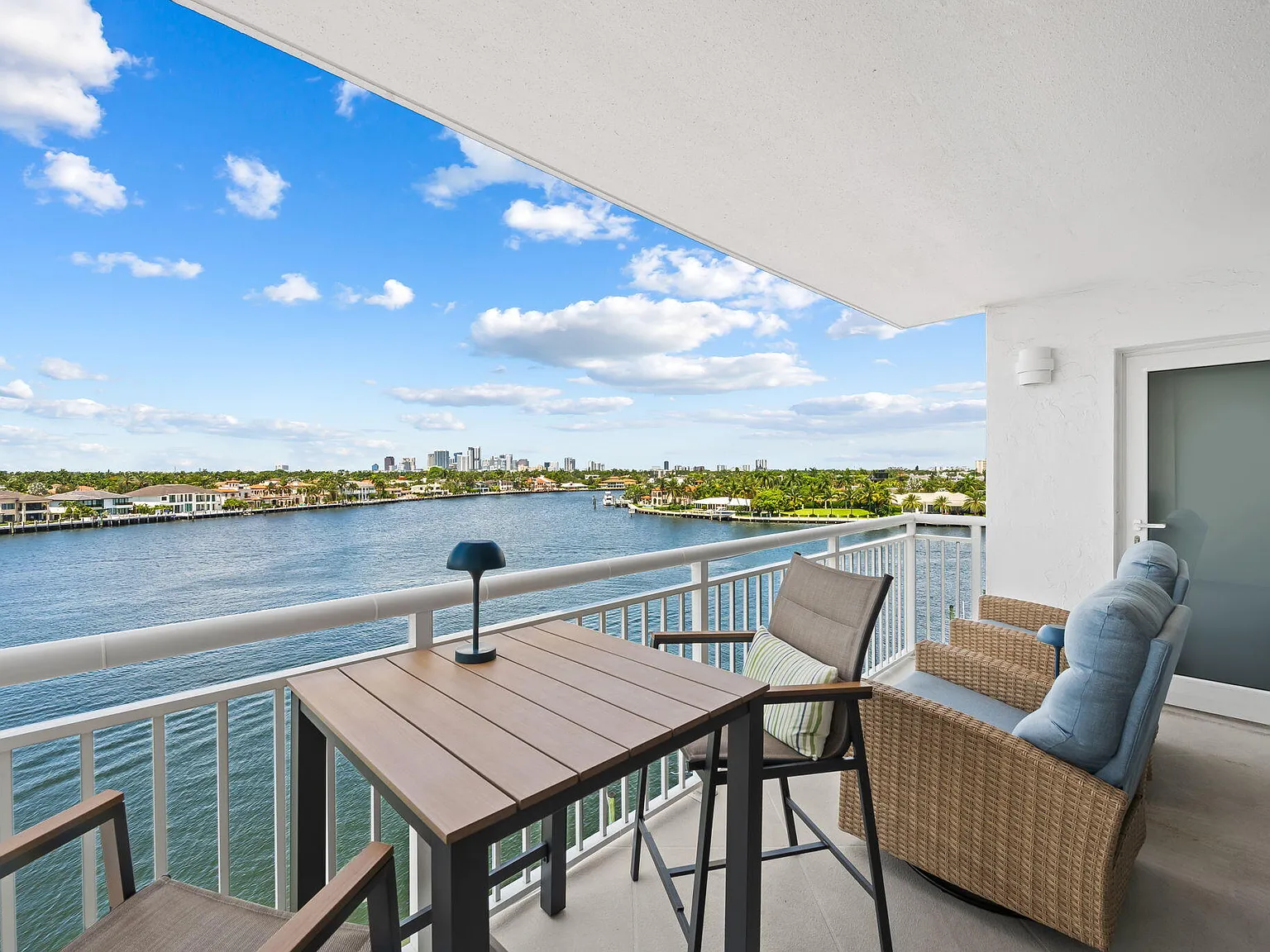 Bayshore Towers — Photo 1