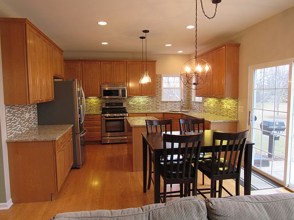 Kitchen w/granite &stainless