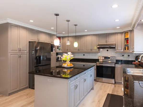 6169 Lochdale St, Burnaby, BC V5B 2M6