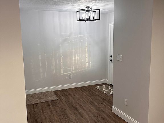 4th image of 1305 N Greenbriar Rd