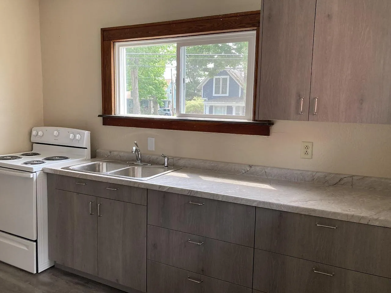 5 bed, 1.5 bath, 2700 sqft, $1,950 — Photo 2