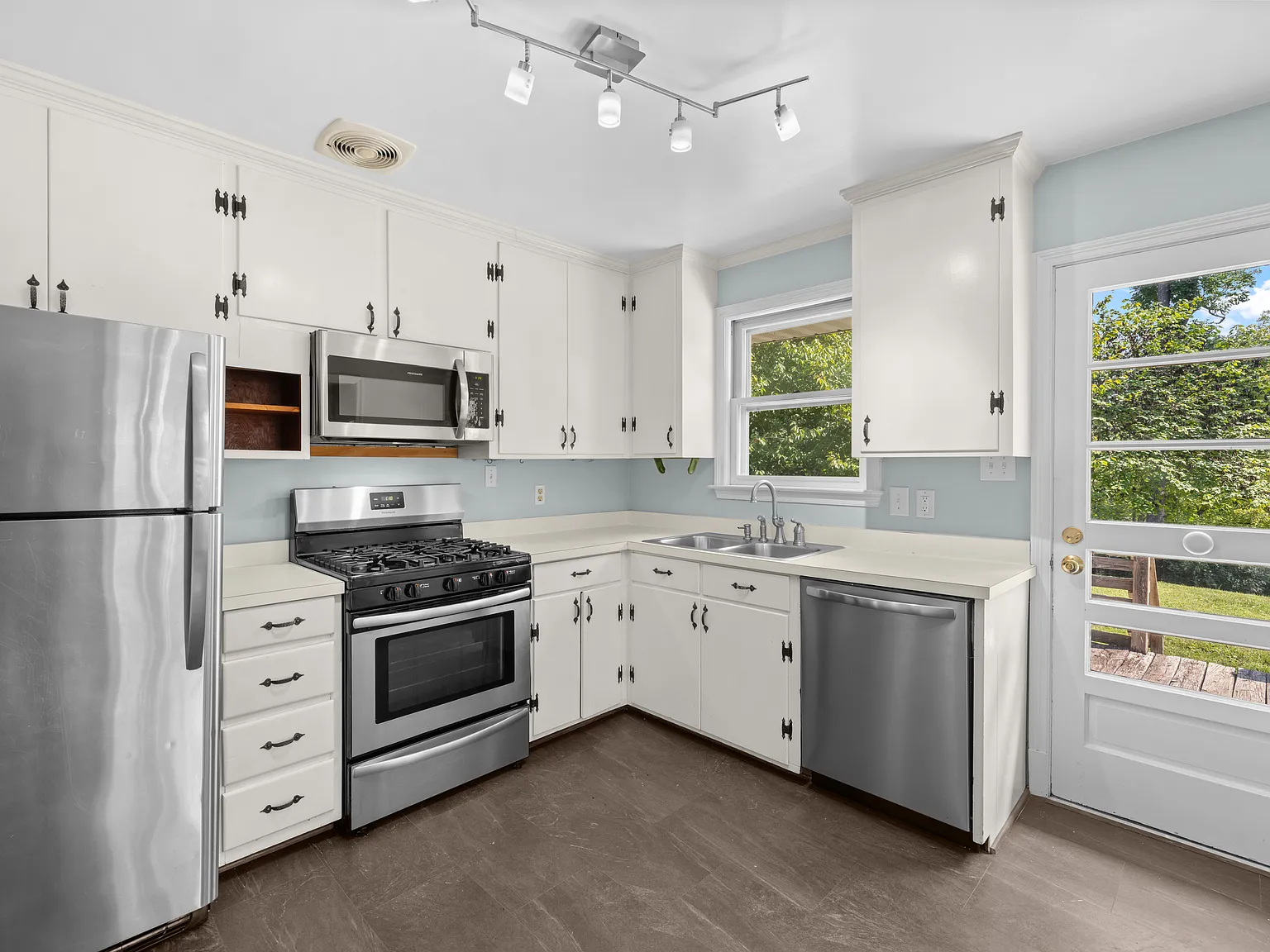 3 bed, 1.5 bath, 1300 sqft, $3,000 — Photo 4