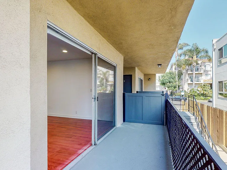 LARGE PRIVATE PATIO